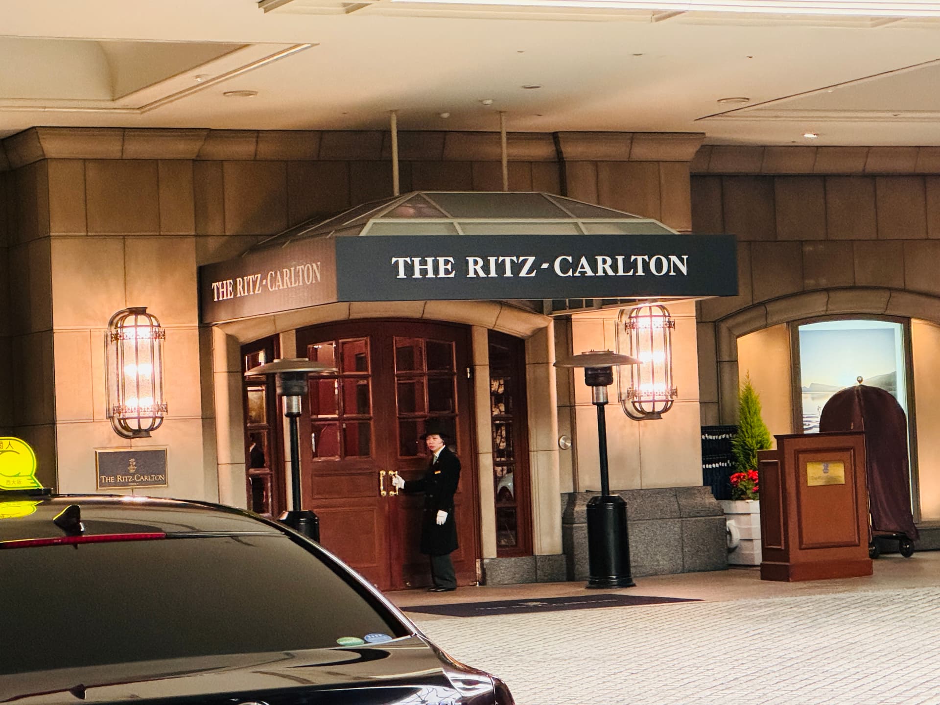 リッツカールトン大阪の正面入口とドアマン