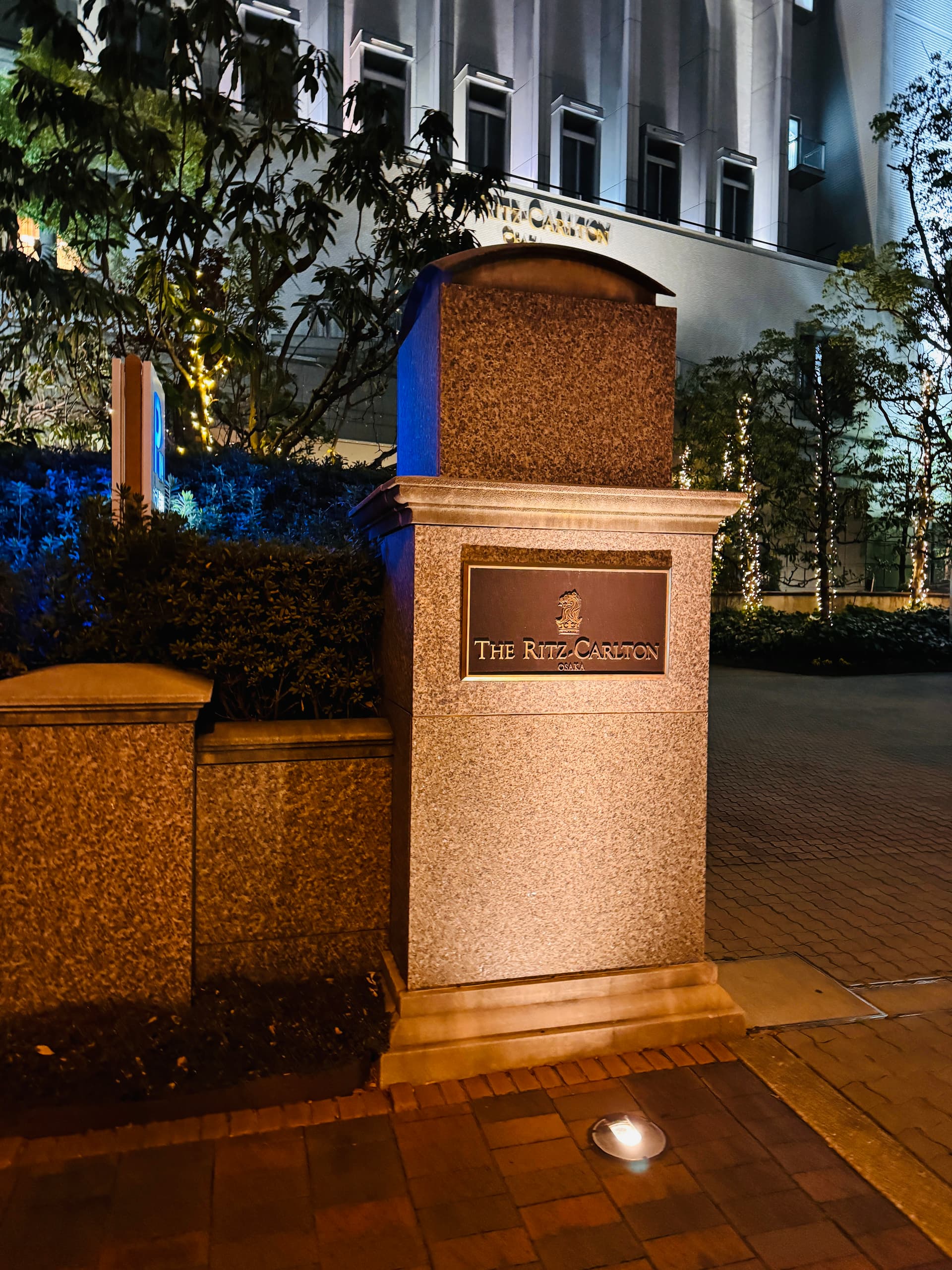 リッツカールトン大阪の夜の外観