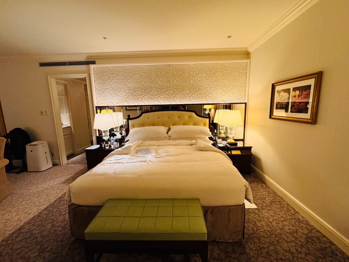 リッツカールトン大阪のジュニアスイートのベッドルーム