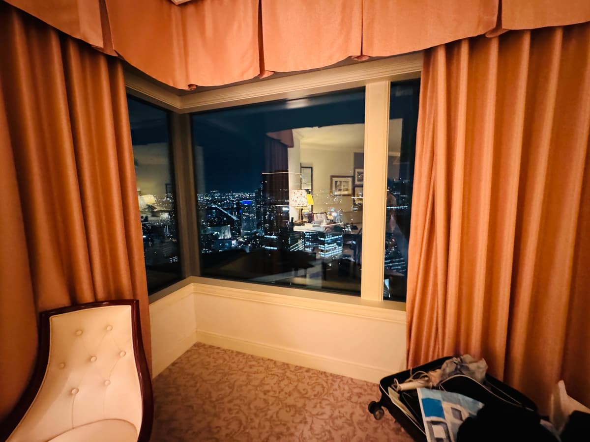 リッツカールトン大阪の客室バスルームから見た大阪の夜景